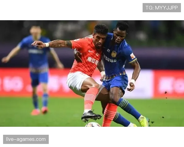 禁区外犯规判罚要点：判任意球条件及黄红牌适用情形