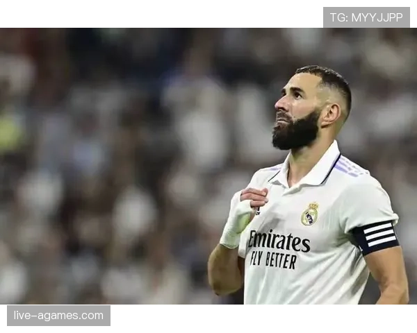 本泽马为何能长期占据首发？解析其不可替代的战术角色